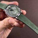 <span class="product-title-compatibility">Classic Suede Strap <br><small>With Quick Release</small></span>